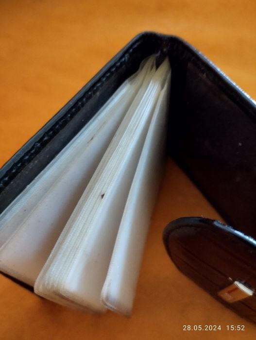 Продам кожаную визитнтцу