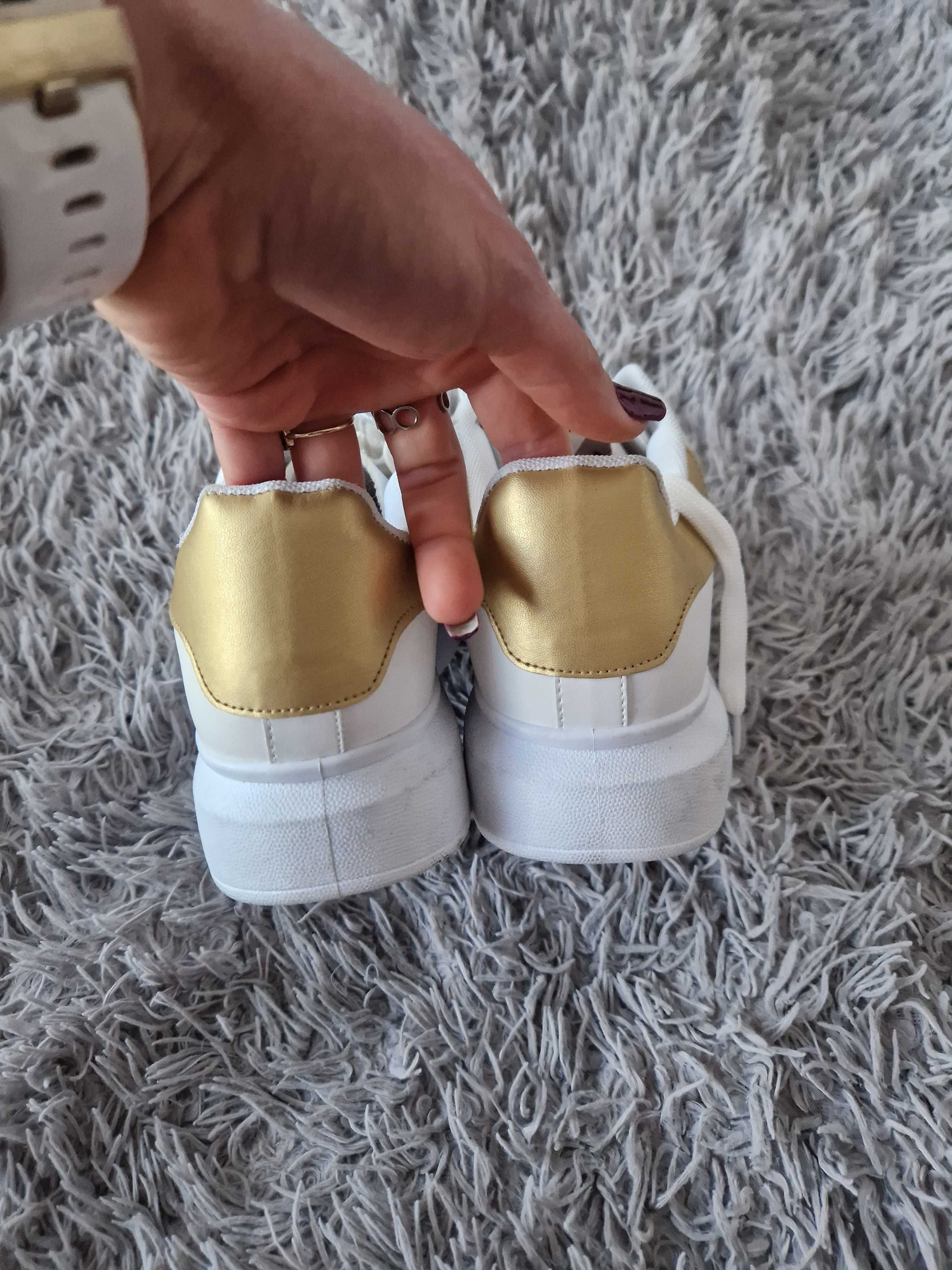buty nowe białe ze złotym na wyższej podeszwie platformie 39   loft37