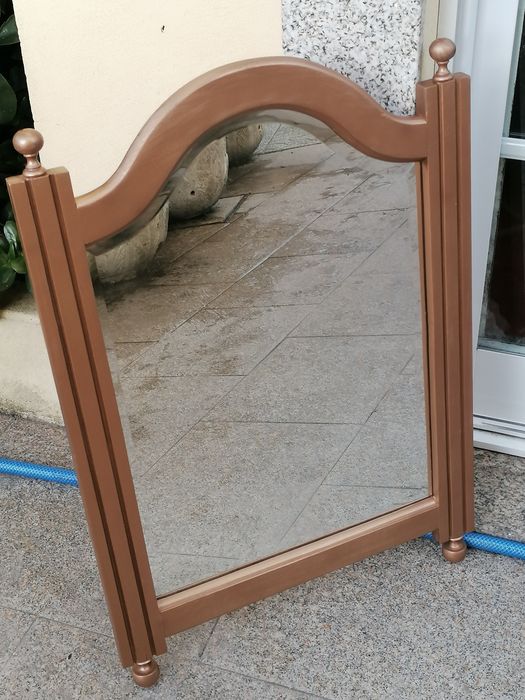 Vendo ESPELHO com moldura em madeira maciça como novo.