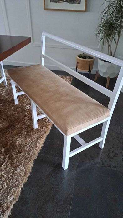 Canapés em madeira lacada a branco, estofo em tecido.