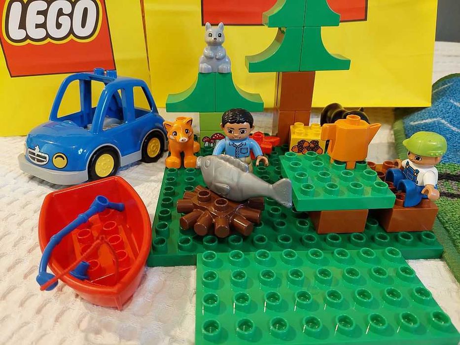 Lego Duplo zestaw camping z wędkarzem i niedżwiedziem
