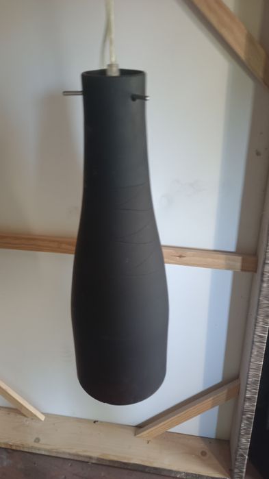 3 czarne podłużne lampy