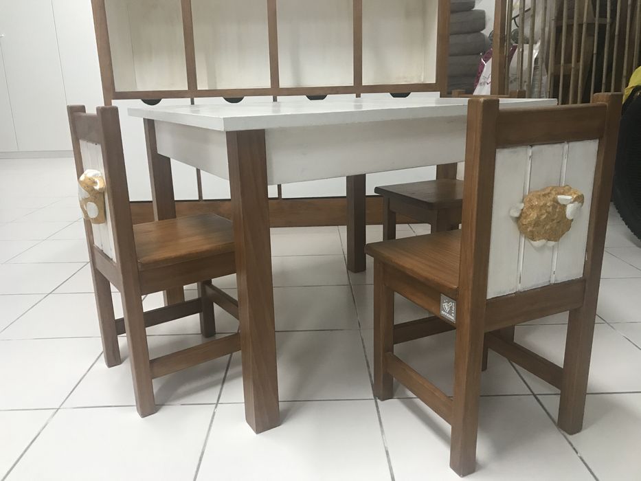Mesa e Cadeiras de Criança
