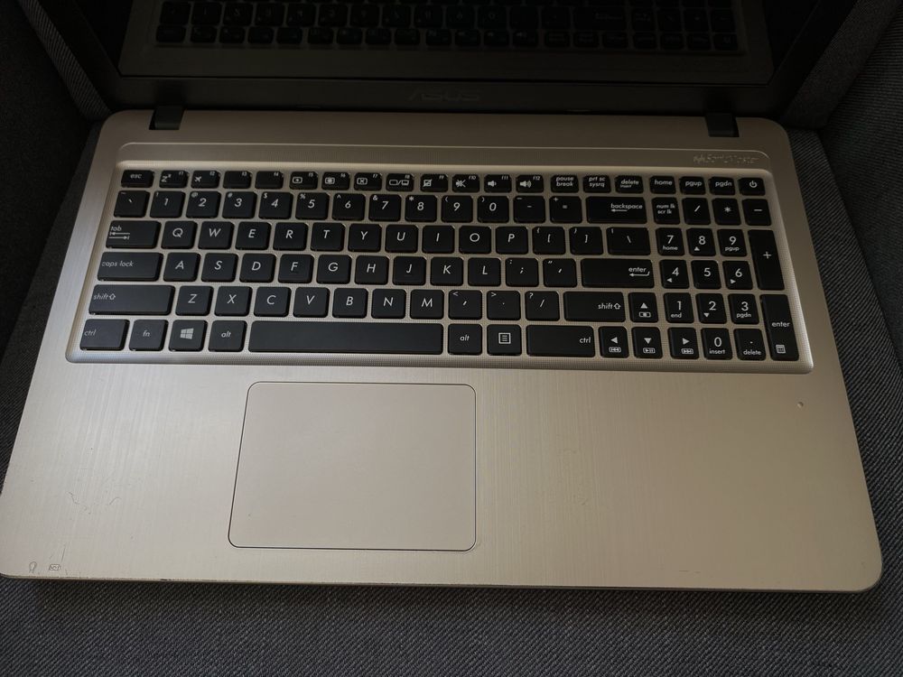 Laptop ASUS R540L + ładowarka