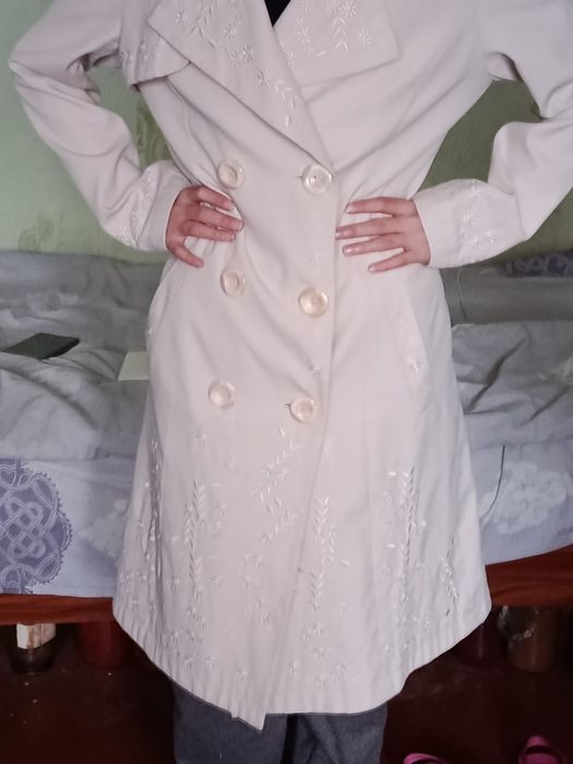 Продам плащ колір слонова кость