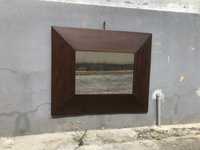 Invilgar espelho semi-piramidal , com grande moldura em madeira maciça