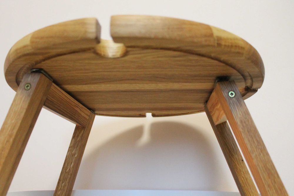 Практичний круглий дубовий столик. Менажниця