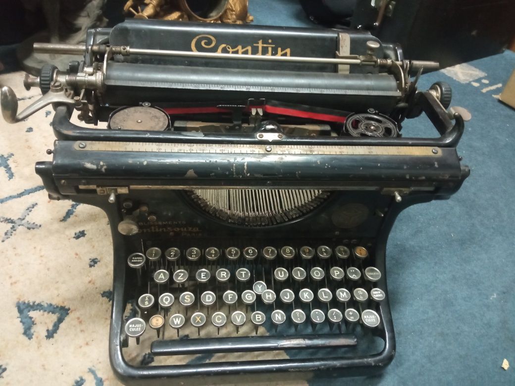 Antiga máquina de escrever. Completa e a funcionar.