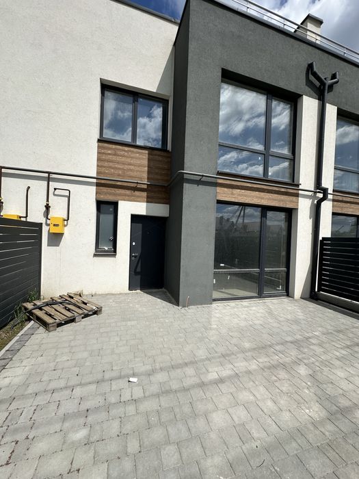 Таунхаус 140м2 з великим балконом і двома терасами на даху Крихівці