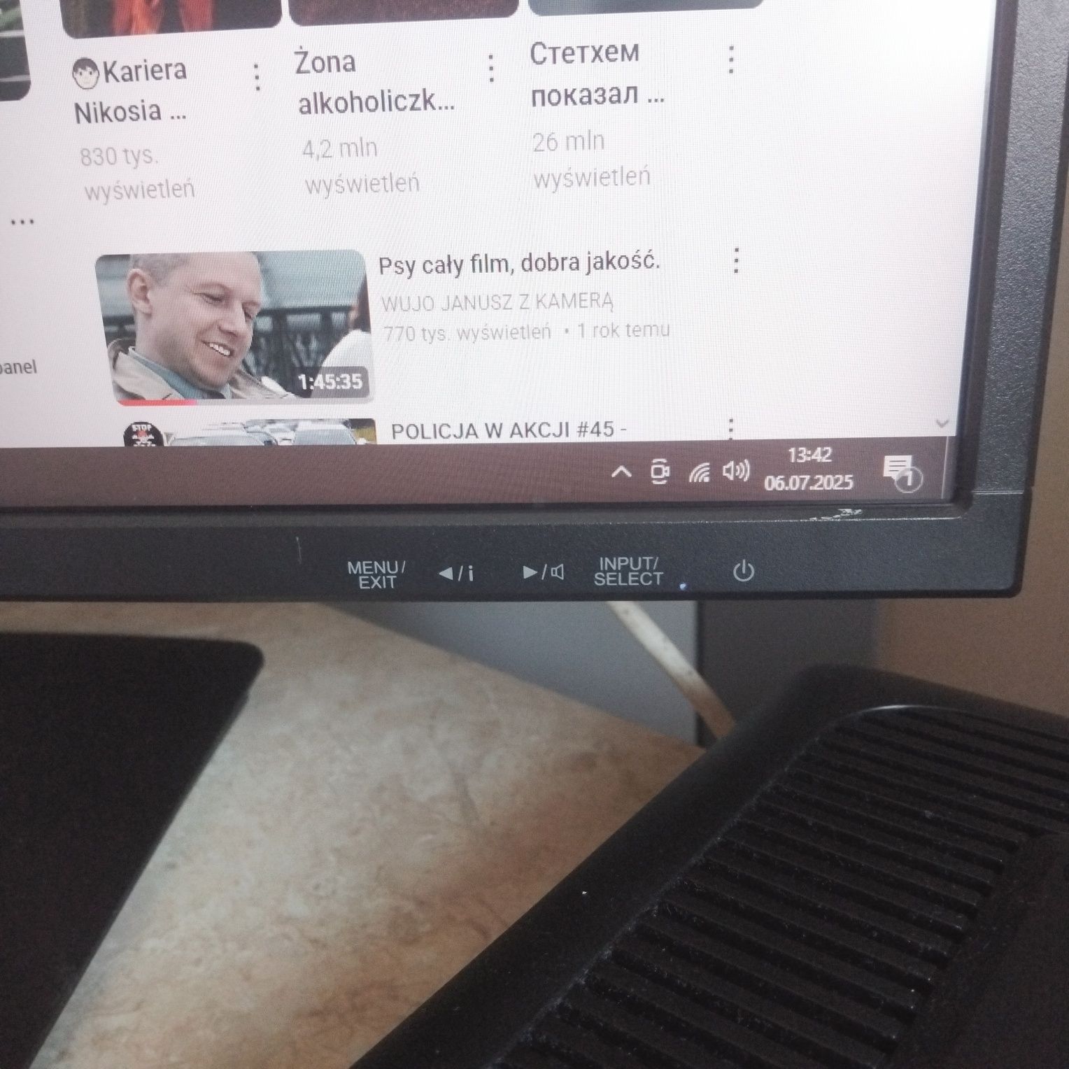 Zestaw komputerowy z klawiaturą i monitorem