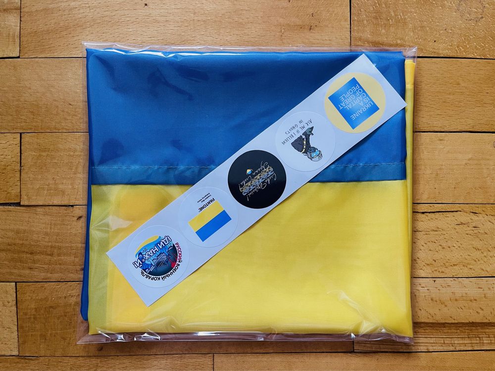 Прапор України, 90см на 60см, набір наліпок у подарунок