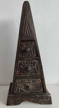 Drewniana piramida z szufladami