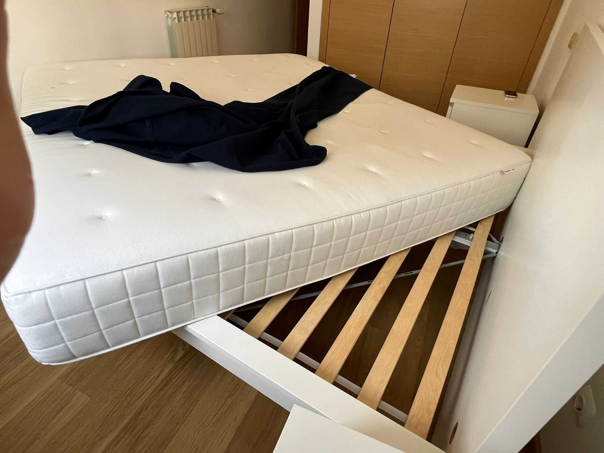 Cama, colchão e mesa de cabeceiras, valores separados