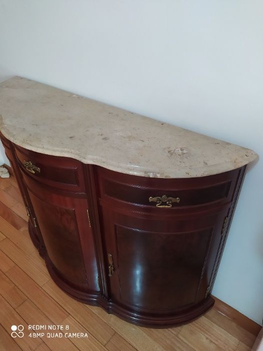 Sapateira em madeira e em excelente estado.