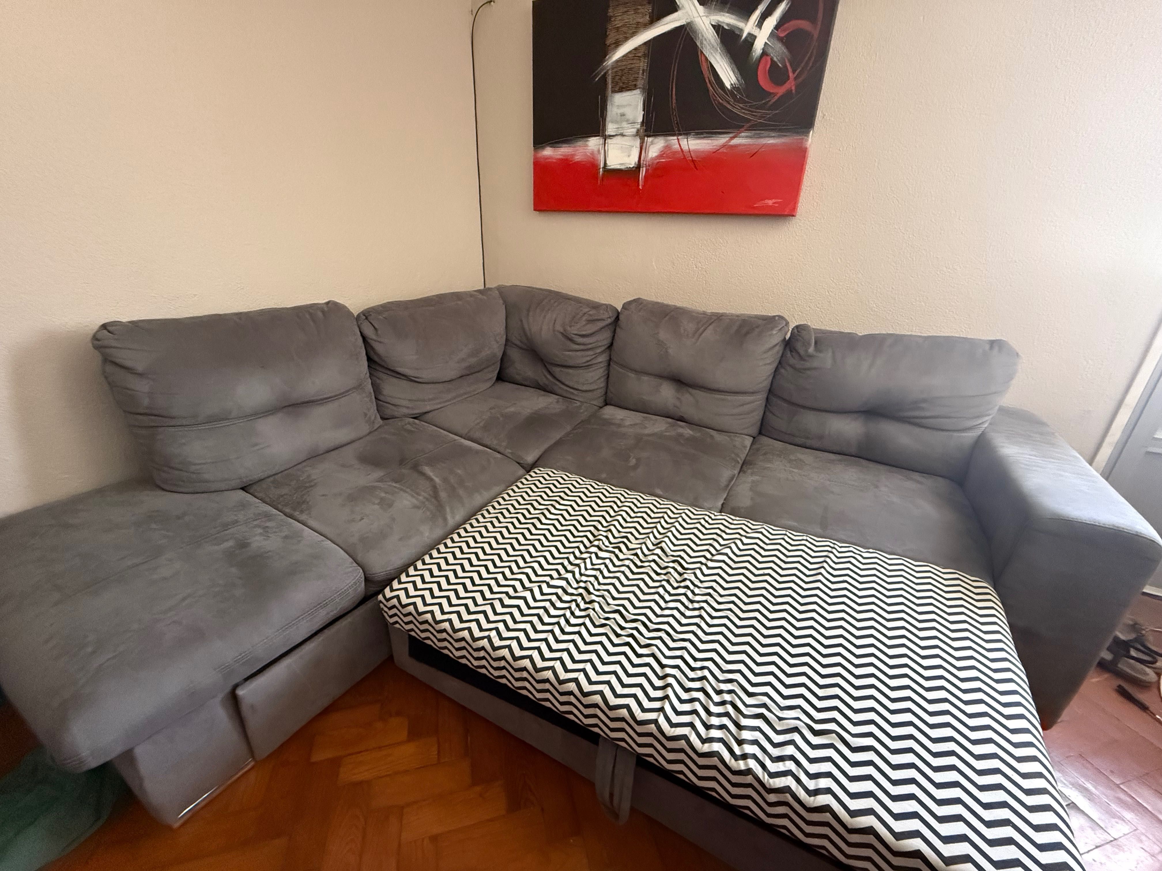 Sofá cinza transforma em cama