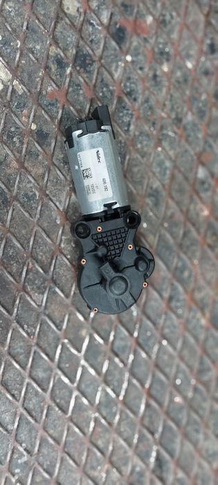 Witam do sprzedaży silniczek do haka holowniczego do skody Kodiaq