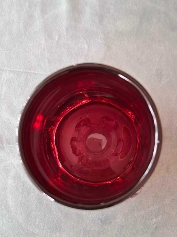 szklany wazonik w kolorze ciemnym bordo