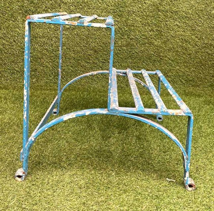 Escadote em ferro maciço