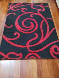 Carpete preta e vermelha