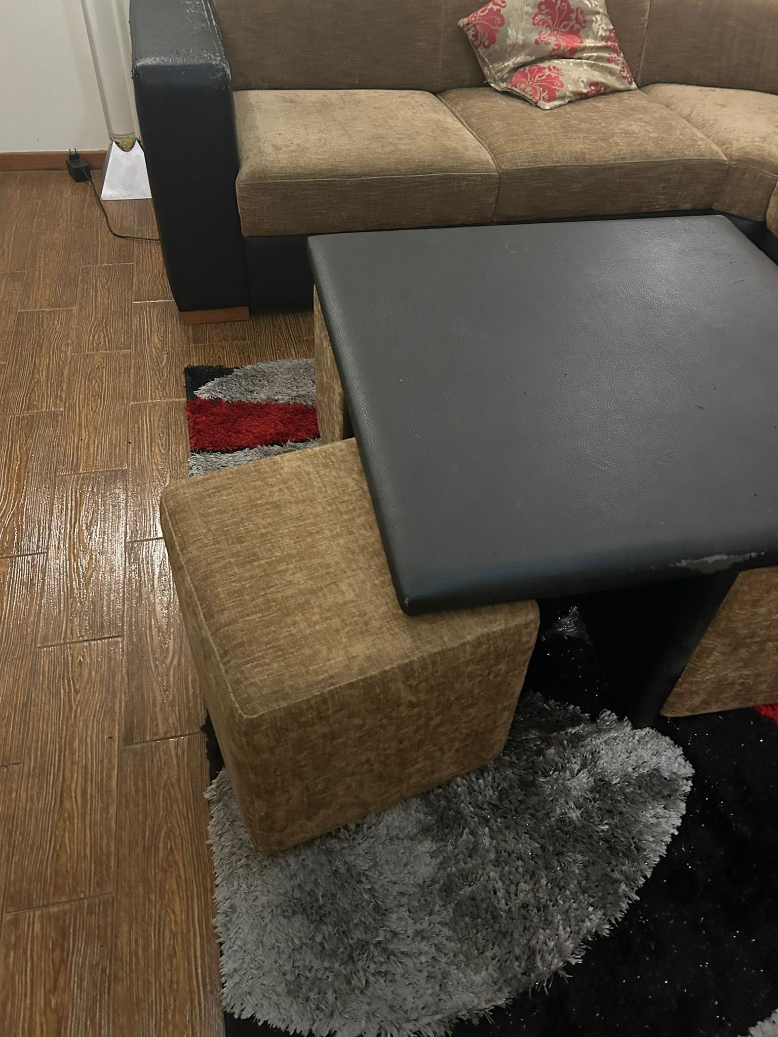 Sofá de sala + mesa de centro