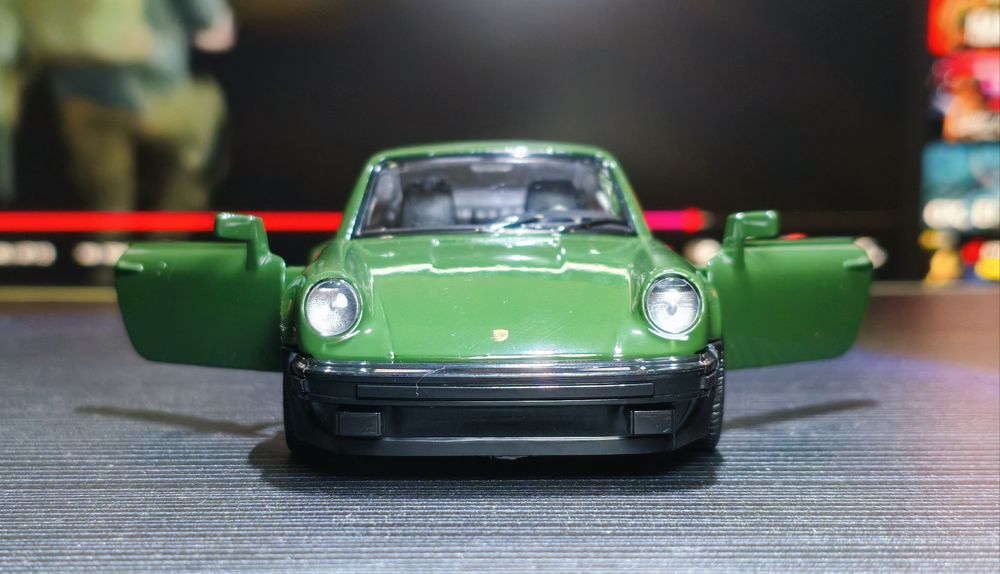 Модель автомобиля Porsche 911 Turbo 3.3 / Масштаб 1:36