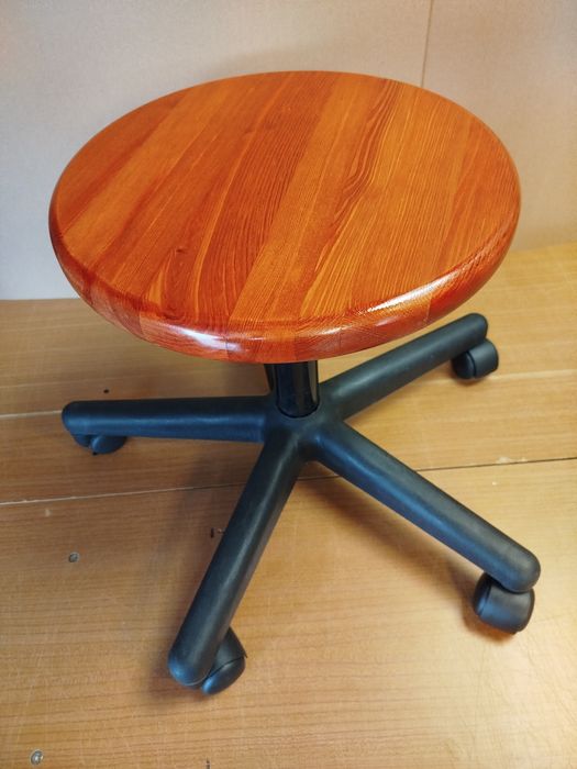 Taboret o obrotowy na kółkach