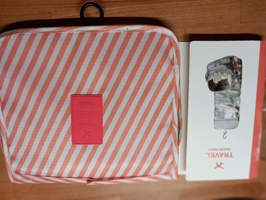 Damska różowa kosmetyczka podróżna paski z wieszaczkiem