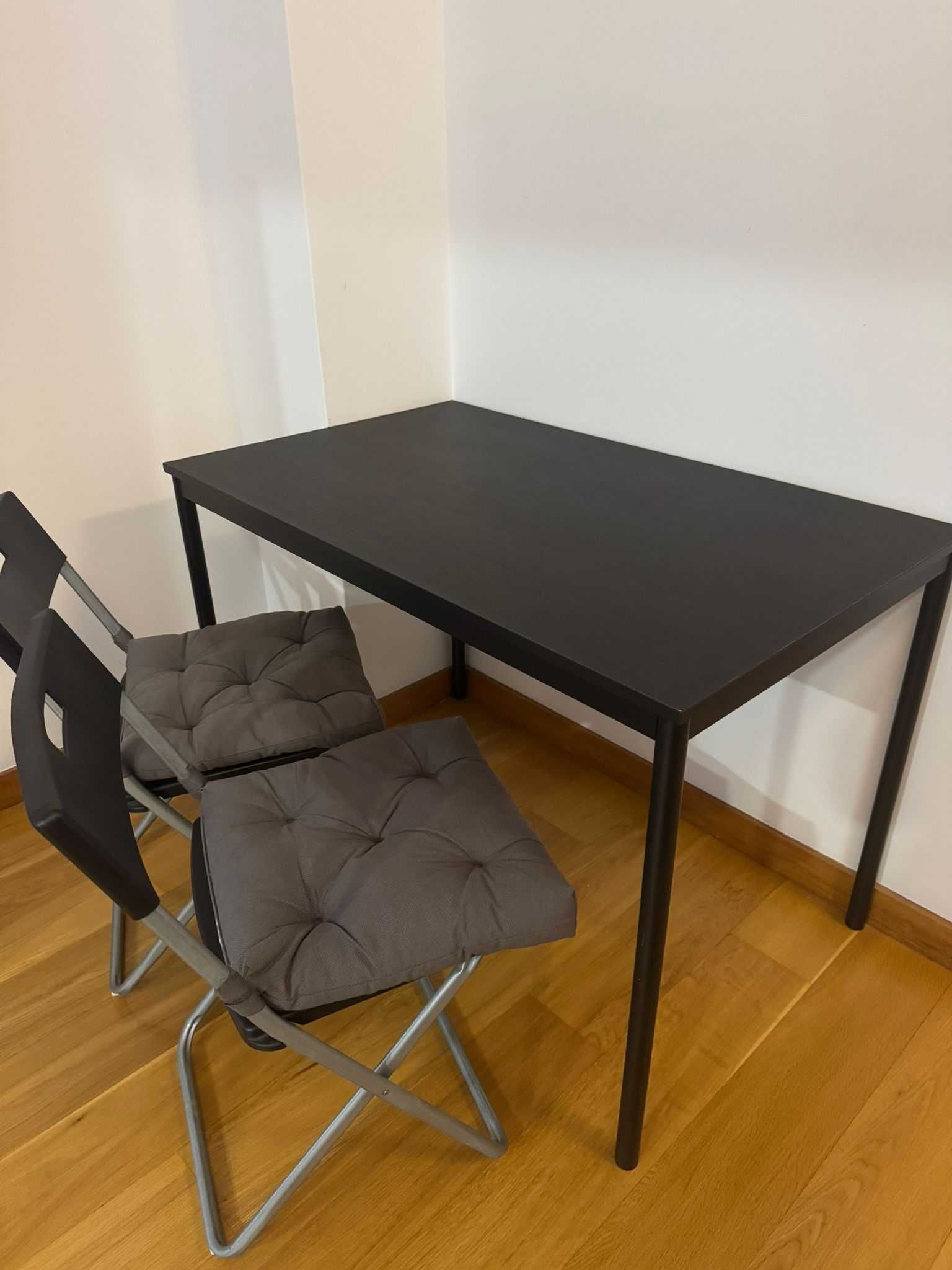 Mesa Ikea cor preta 110x67 com duas cadeiras e almofadas incluídas
