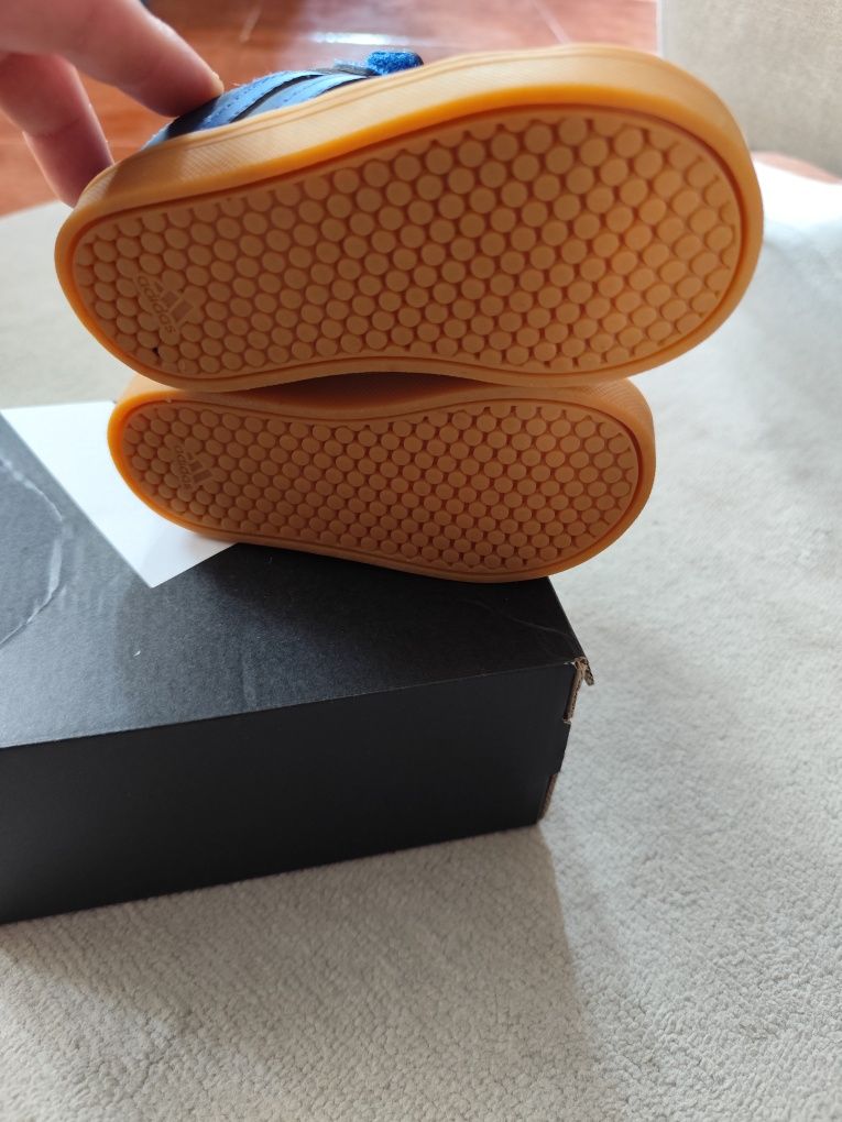 Sapatilhas adidas tamanho 22