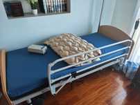 Cama articulada elevatória com colchão antiescaras e colchão insufláve