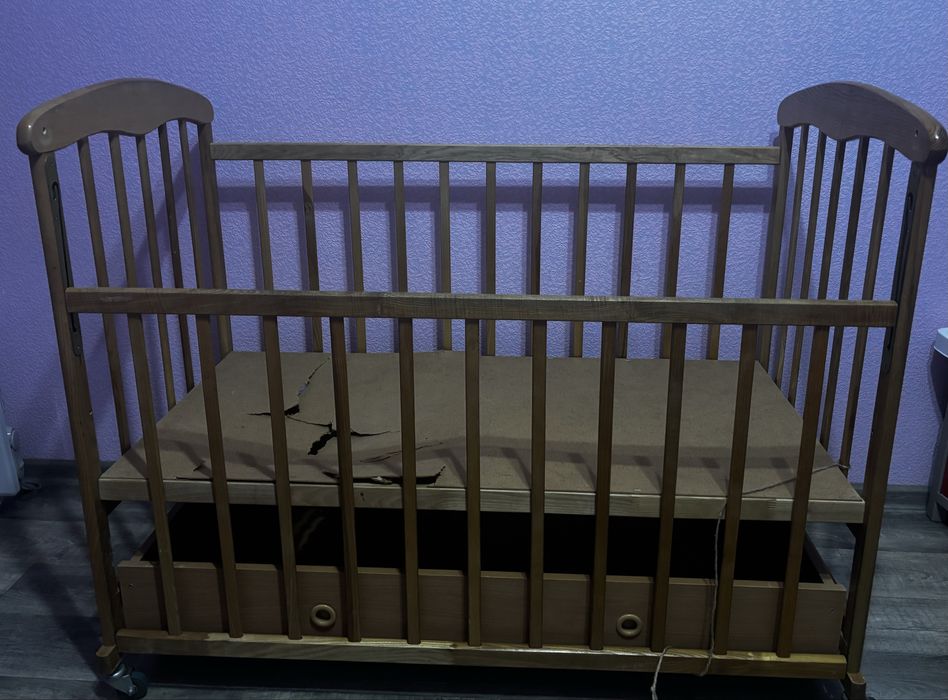 Детская кроватка. Дитяче ліжечко