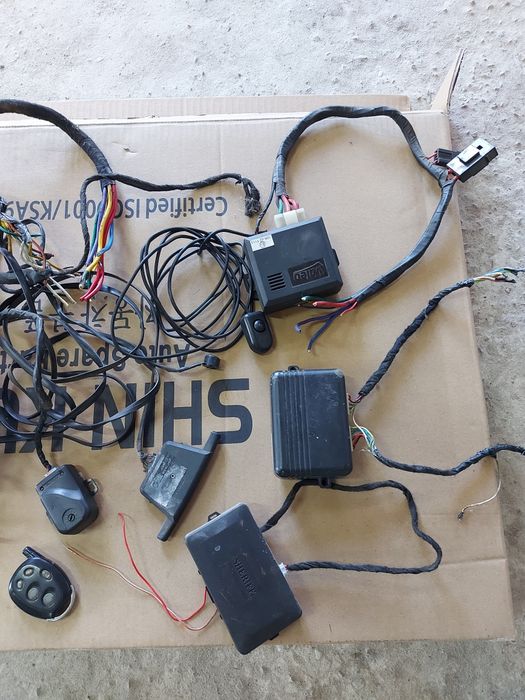 Сигнализация на авто с автозапуском, доводчиками, сиреной и прочим.