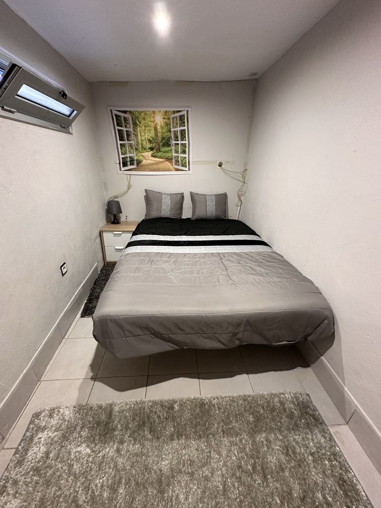 Cama de casal com colchao e com mesinha de cabeceira