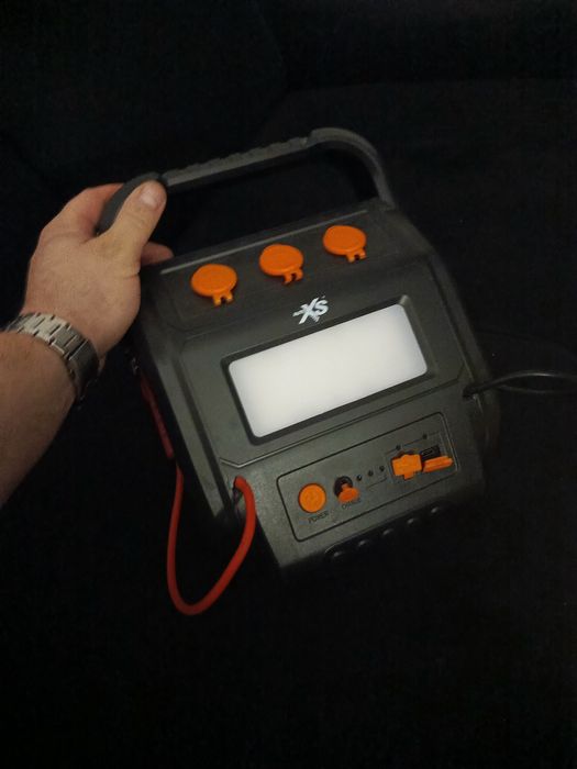 Auto. Starter prostownik latarka ładowarka