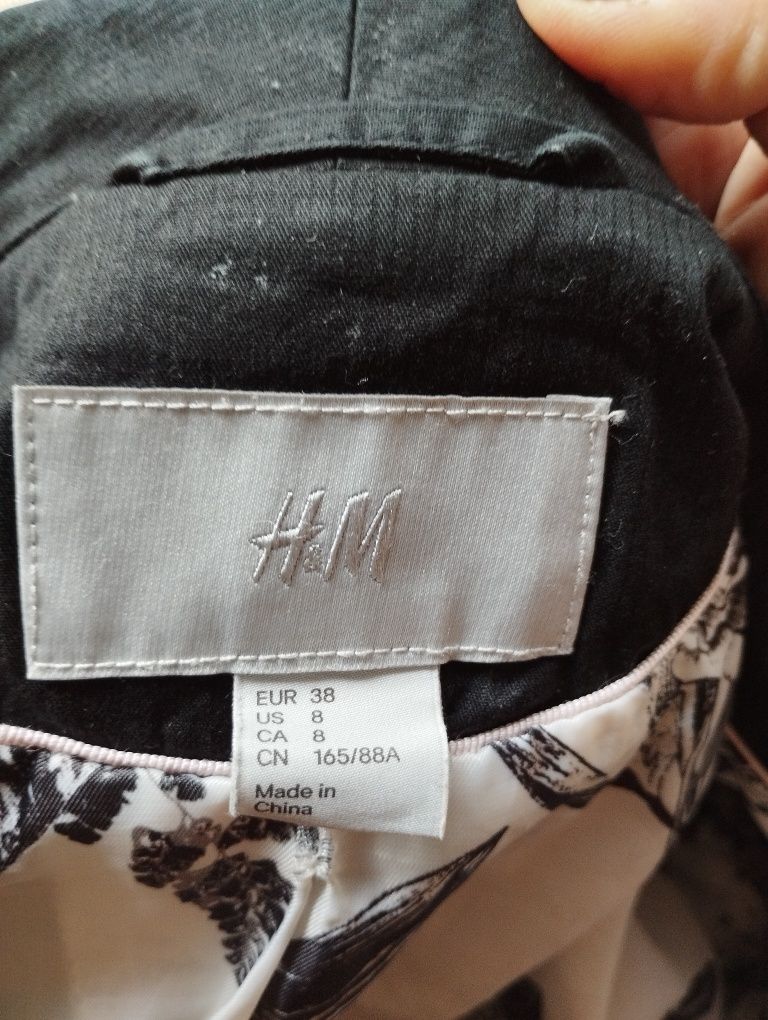 Zgrabny i dopasowany żakiecik H&M