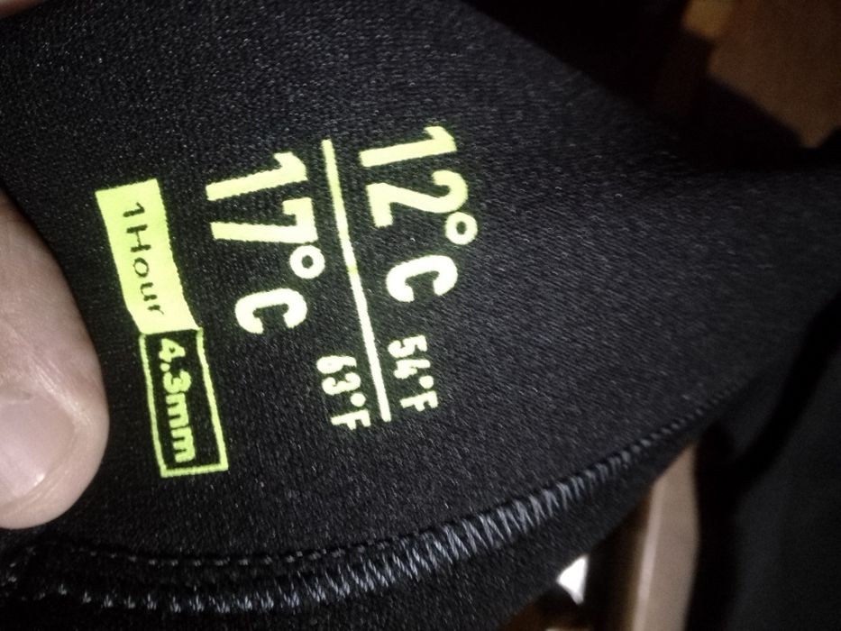 Fato de surf mais camisola de licra usei 2 vezes ambos estão novos 4,3