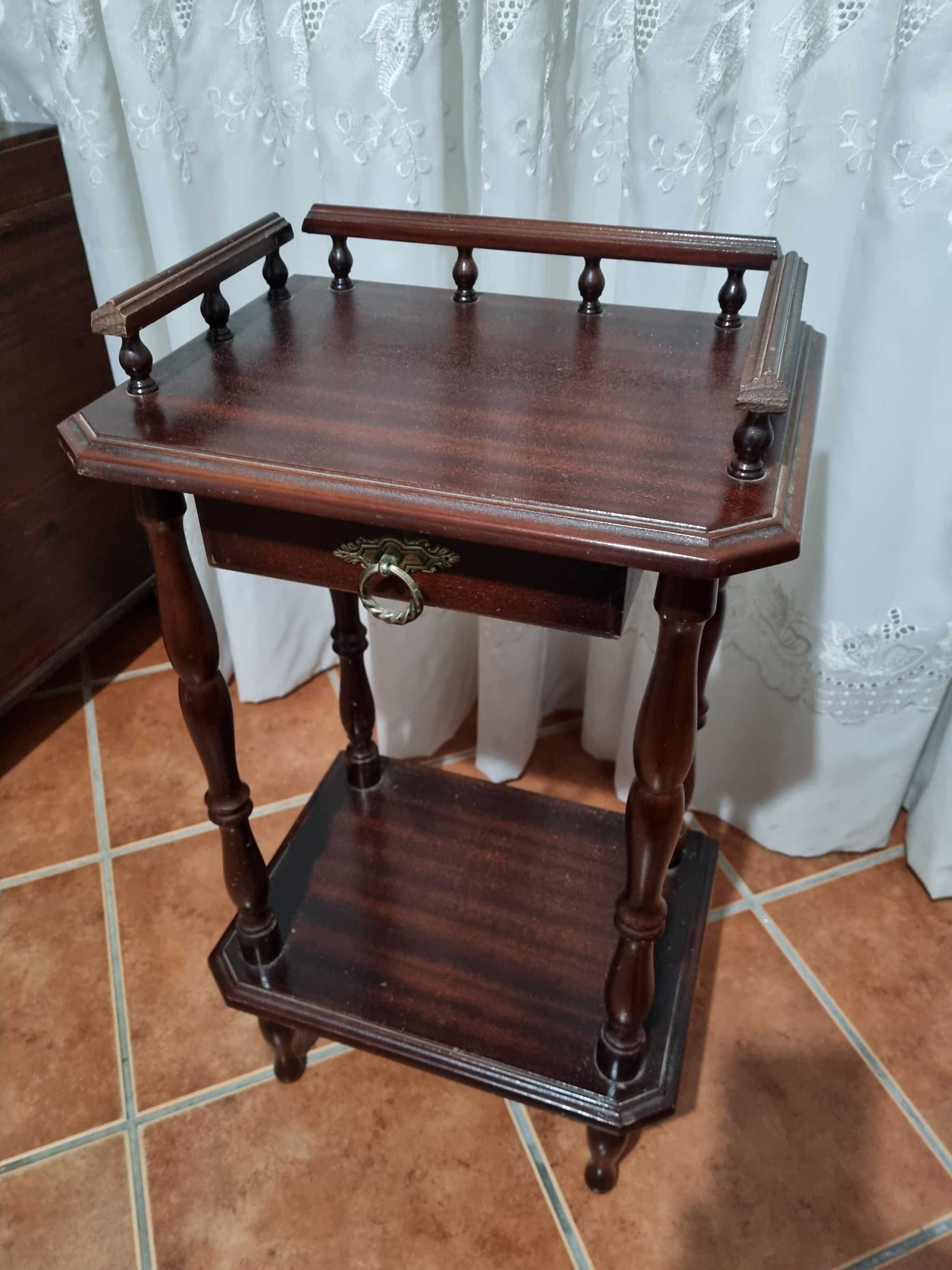 Vendo móveis antigos, em Beja