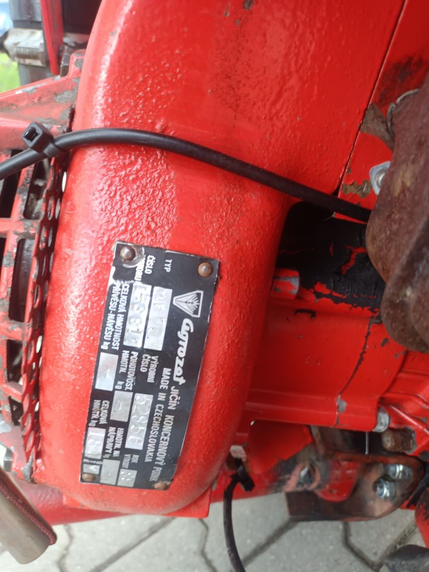 Dzik  traktorek kosiarka MF 70 z przyczepka i narzędziami