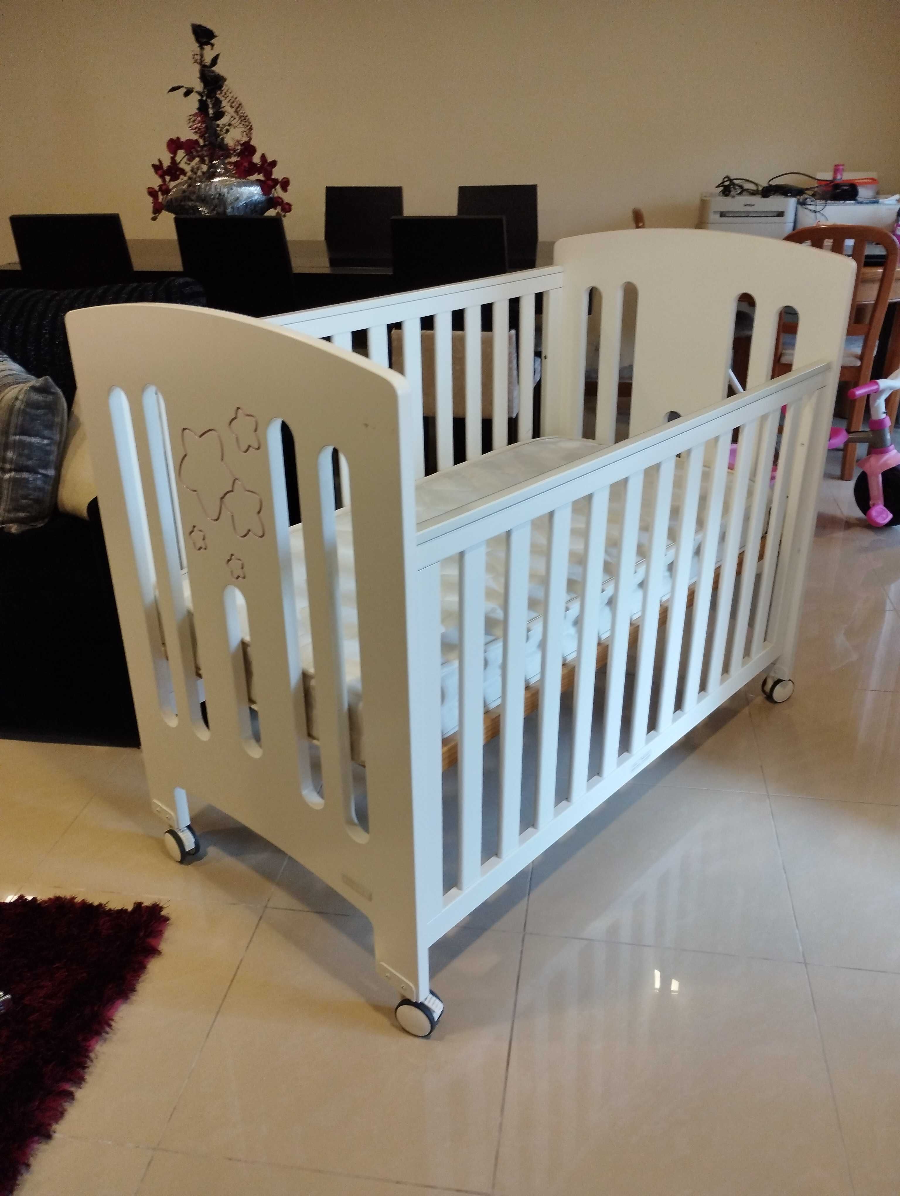 Cama de Madeira de Bebé
