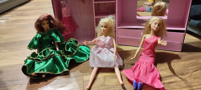 Zestaw lalek Barbie z ubrankami, szafą i rowerem