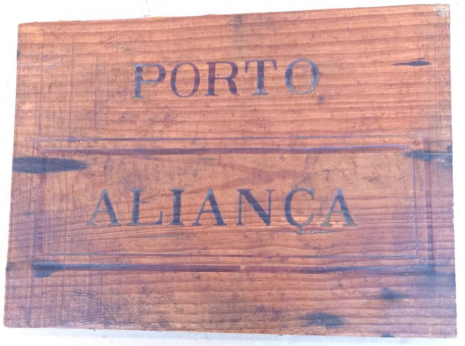 Tábuas de caixa de vinho com mais de 70 anos