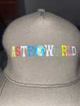 Boné marca “Astro World” de Travis Scott