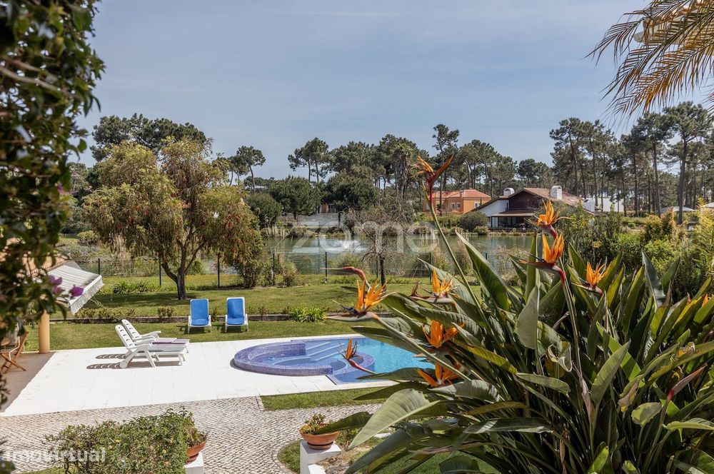 Moradia T5 com piscina e vista para lago na Herdade da Aroeira