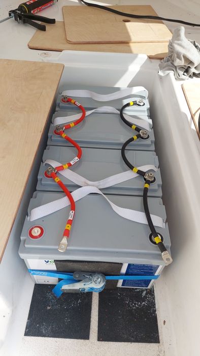 Łódź kabinowa z wózkiem