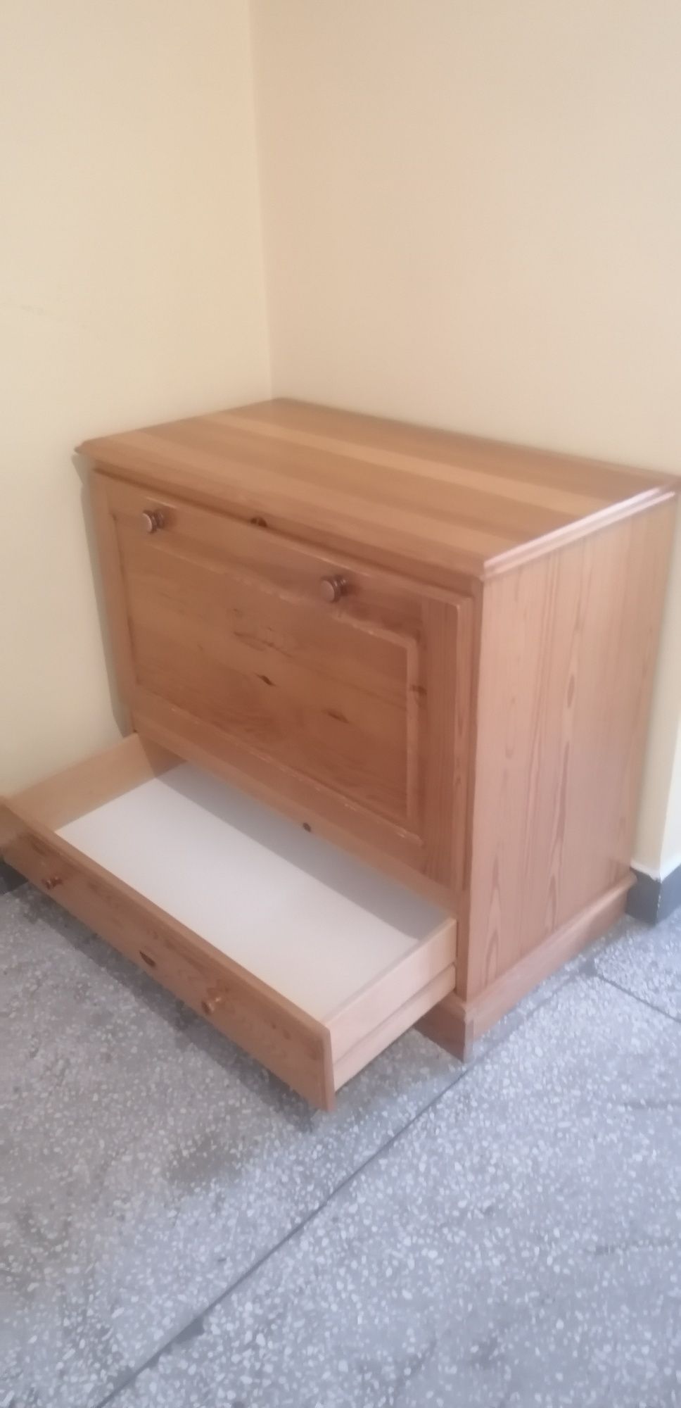 Drewniana szafka na buty z szufladą