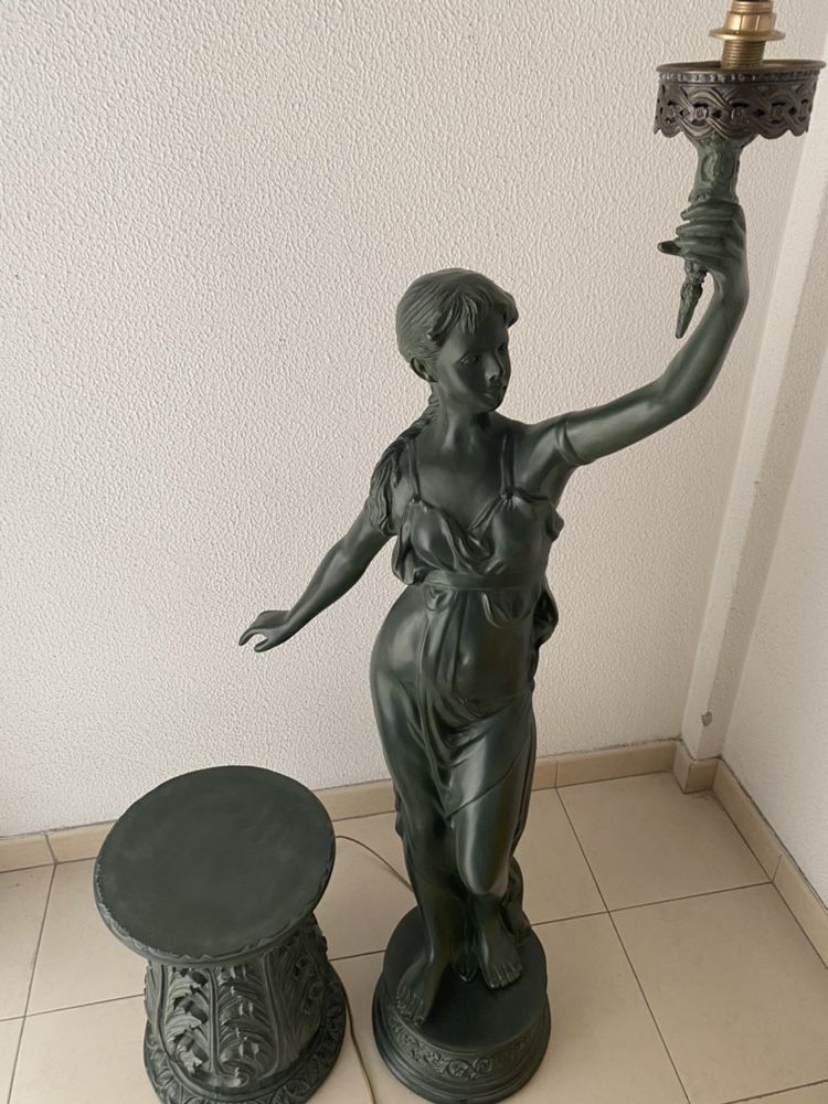 Candeeiro pe estatua figura mulher