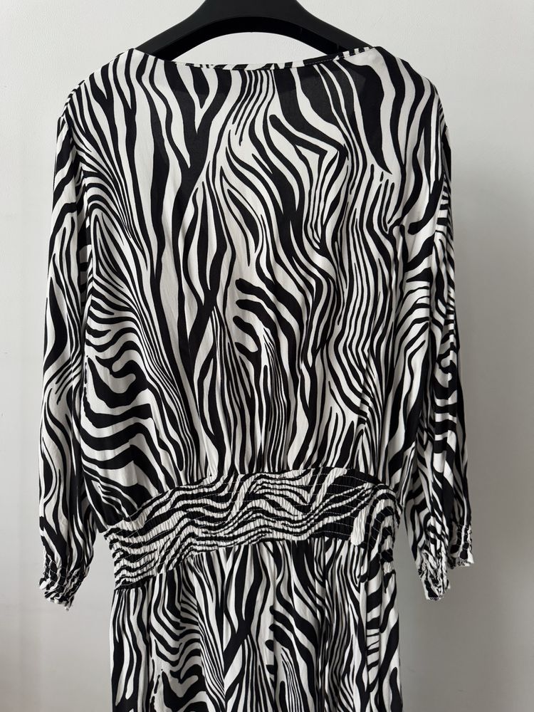 Sukienka wzorzysta elegancka midi zwierzęcy wzór guziki zebra zeberka