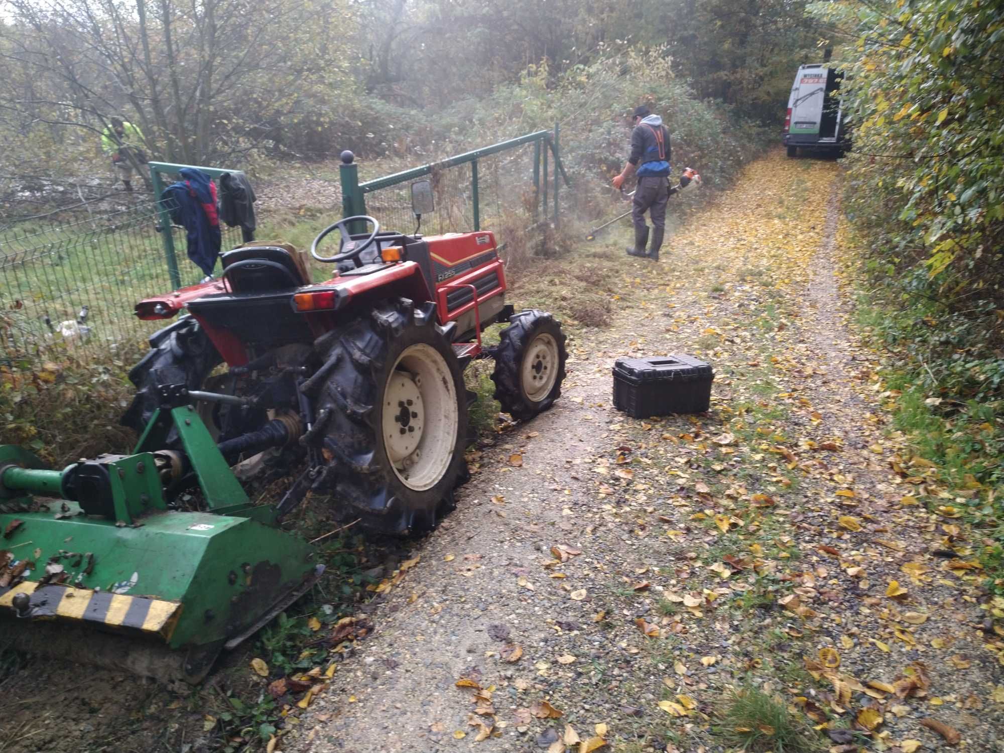 Koszenie - Kosy spalinowe - żyłkowe , traktor - kosiarka bijakowa .