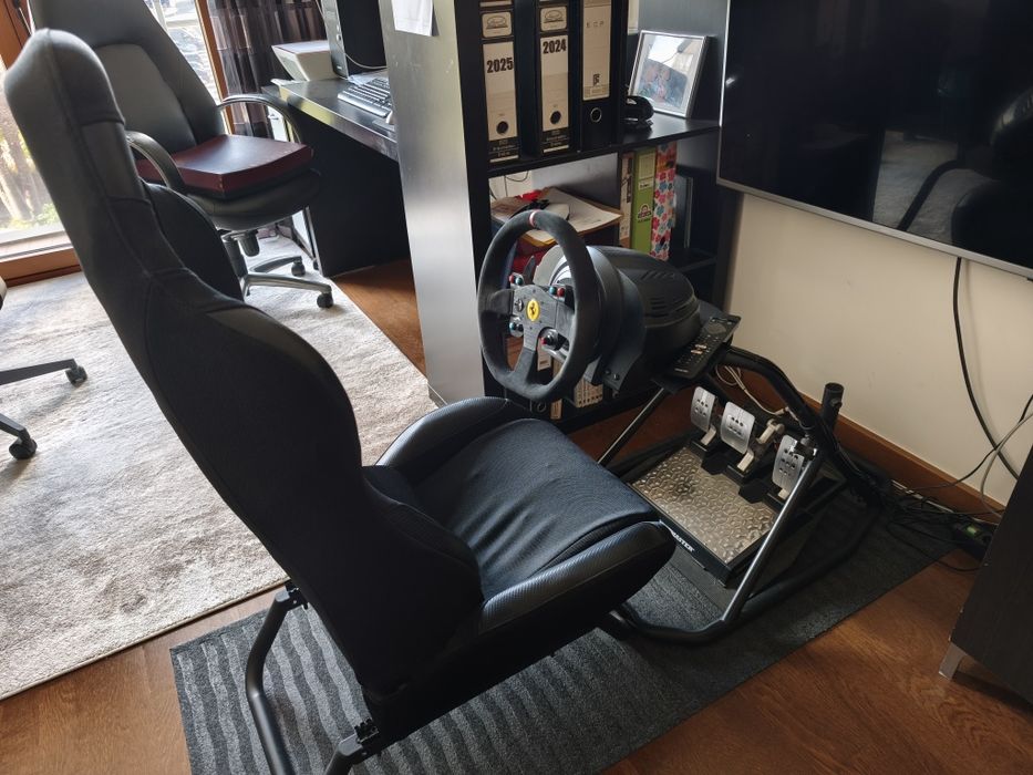 Cockpit Obutto com volante Thrustmaster T300 e pedais T-LCM