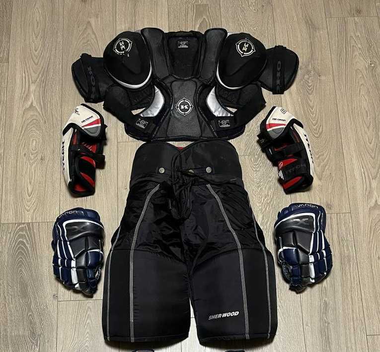 Хоккейная форма Bauer. Хоккейные перчатки Бауер, налокотники, краги.